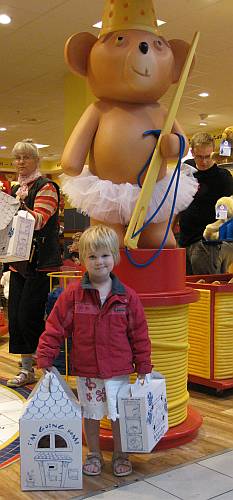 Laura foran Build-A-Bear butikken